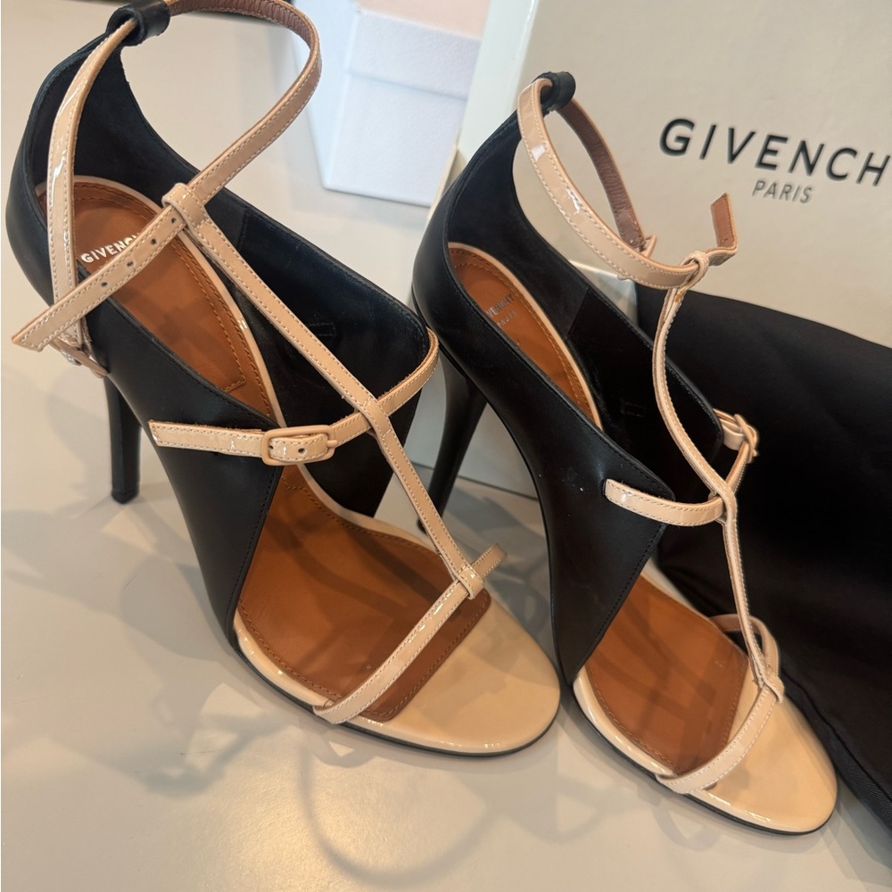 Givenchy strappy high l heels in size 38 (8).